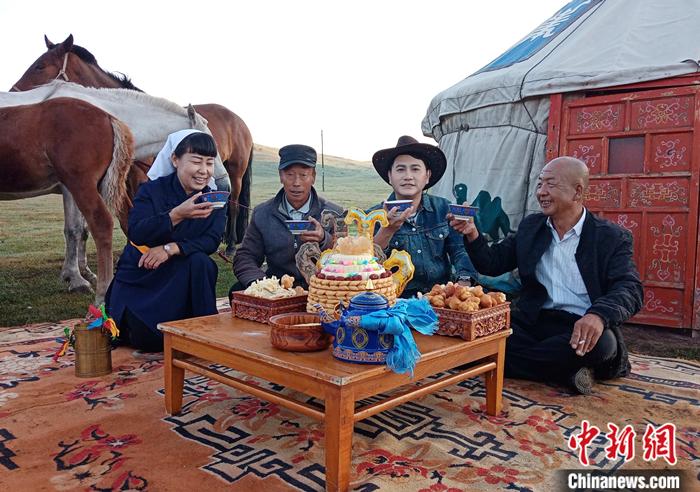 2020年8月,臺灣阿美人歌手楊品驊(右2)在內(nèi)蒙古烏蘭察布拍攝《親愛的烏蘭察布》MV時,體驗內(nèi)蒙古風(fēng)情。受訪者供圖