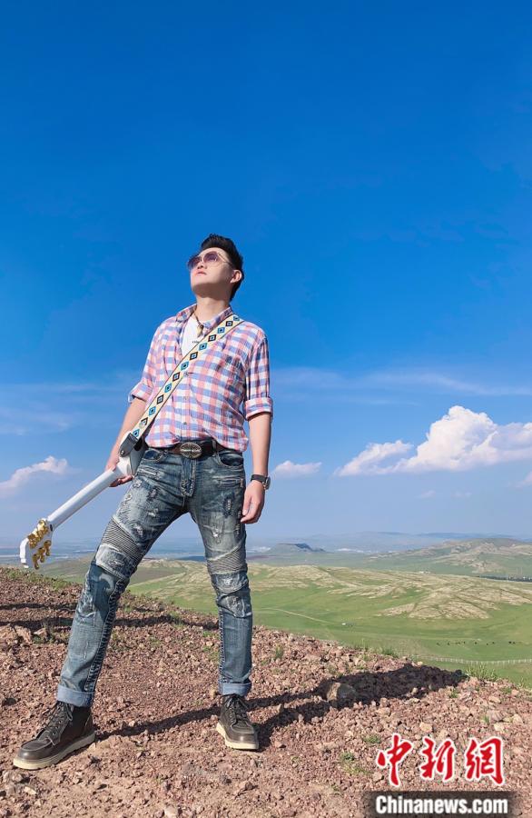 2020年8月,臺灣阿美人歌手楊品驊在內(nèi)蒙古烏蘭察布拍攝《親愛的烏蘭察布》MV。受訪者供圖