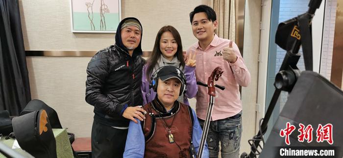 2021年1月初,臺灣阿美人歌手楊品驊(后排右)、內(nèi)蒙古馬頭琴演奏家烏云畢力格(前排)、蒙古族青年歌手阿木古楞(后排中)、臺灣知名音樂人吳旭文(后排左),在北京錄制歌曲《親愛的烏蘭察布》。受訪者供圖