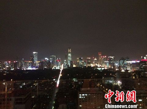 (“北漂”臺灣青年Emily和朋友聚餐,隨手拍下北京的夜景。采訪時,她告訴<a target='_blank' >中新網</a>記者:“北京是值得我興奮的城市,這里每天都有新的變化。” 受訪者供圖)