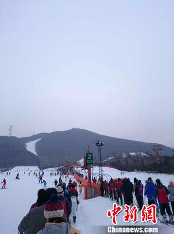 (林方平第一次在北京體驗滑雪,滑雪進行到一半時,天空飄起了雪,這令他格外驚喜。受訪者供圖)