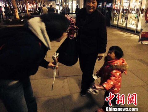 (今年3月,Emily和一位同樣“北漂”的臺灣朋友逛三里屯,朋友向賣花的小女孩買了一朵花,這個場景讓Emily覺得很溫暖。受訪者供圖)