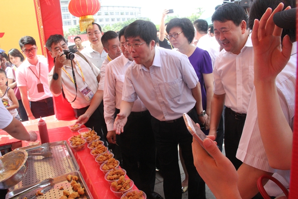 圖5國臺辦主任助理周寧與臺灣攤主互動(中國臺灣網 蕪同 攝)