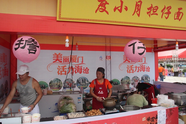 圖9廟會上的大熱門度小月擔仔面(中國臺灣網 蕪同 攝)