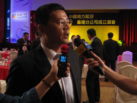 南航臺灣分公司在臺北成立。(消息另發)圖為南航臺灣分公司總經理赫凌志接受本報記者采訪。鄭固固攝