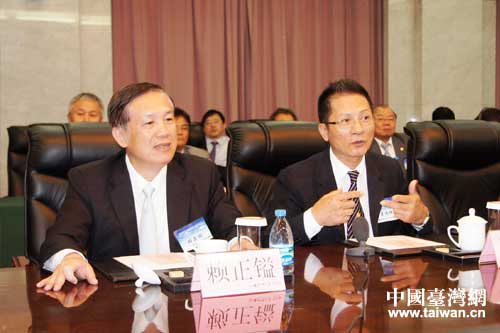 賴正鎰理事長(zhǎng)和臺(tái)灣洗衣商業(yè)同業(yè)公會(huì)理事長(zhǎng)王為模 賴正鎰理事長(zhǎng)和臺(tái)灣洗衣商業(yè)同業(yè)公會(huì)理事長(zhǎng)王為模