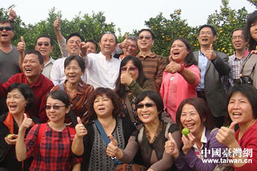 臺(tái)南市天埔社區(qū)發(fā)展協(xié)會(huì)林清蘭一行在南漳縣巡檢鎮(zhèn)漢三村有機(jī)桔基地品嘗桔子后“點(diǎn)贊” 臺(tái)南市天埔社區(qū)發(fā)展協(xié)會(huì)林清蘭一行在南漳縣巡檢鎮(zhèn)漢三村有機(jī)桔基地品嘗桔子后“點(diǎn)贊”