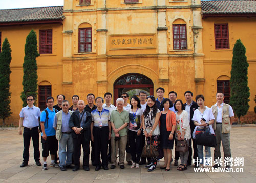 采訪團在講武堂合影留念 采訪團在講武堂合影留念