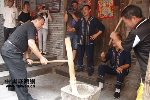 臺灣媒體成員體驗(yàn)打糍粑 臺灣媒體成員體驗(yàn)打糍粑