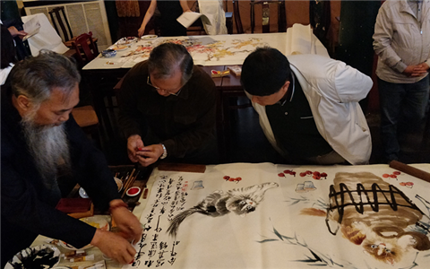 張慶芳(左一)與高勝賢(左二)一起創作(中國臺灣網 李曄清 攝)_副本.png