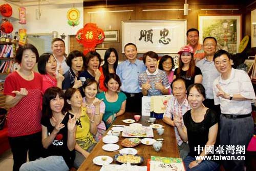 四川省臺辦主任周敏謙(中)一行參訪臺北文山區(qū)忠順里,看望“四川新娘”。