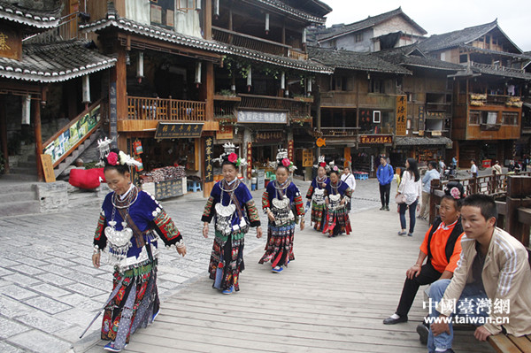 西江千戶苗寨街道上盛裝打扮的祖祖 西江千戶苗寨街道上盛裝打扮的祖祖