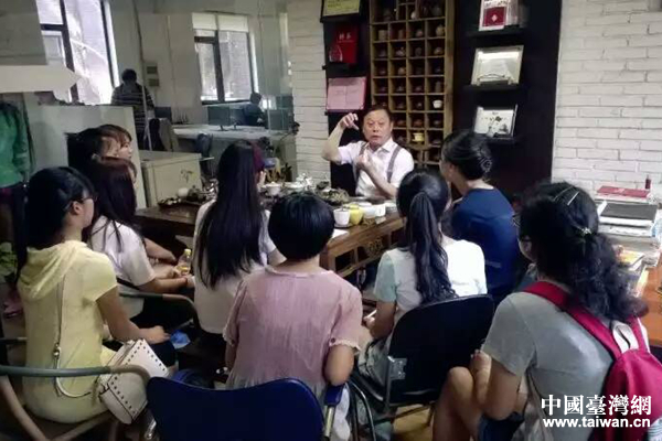 陳炳宏與兩岸創(chuàng)業(yè)者。(中國臺灣網 發(fā))