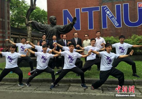 5��31�գ��ɱ�����W��ٛ��һ��2.5�׸ߡ�̫�O�α�ʽ���~����λ���_�����_��������WУ������Ļ���@�����_900������~���Ǳ�����ٛ������У���_����71����У�c���R�Y���~���ϡ��_��̫�O���Ă���Ҳ�������ɰ���У��ͬ����̫�O��ˇ���D���_����W���ڽ�Ļ�xʽ�F�����[̫�Oȭ��·��<a target='_blank' ><p  align=