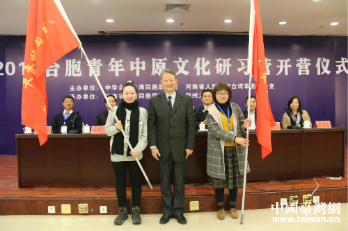 汪毅夫授營旗 汪毅夫授營旗