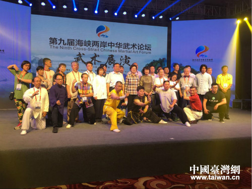 參加活動的領導與武林群英合影留念 參加活動的領導與武林群英合影留念