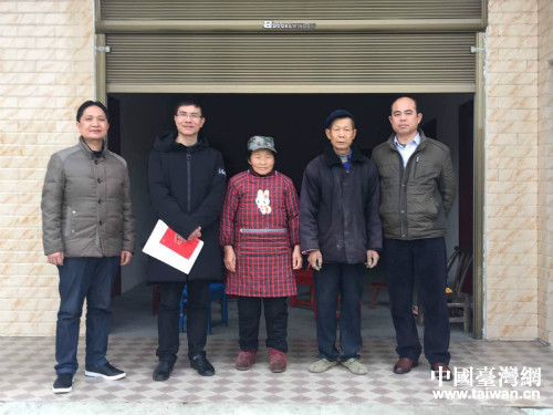 扶貧工作隊與貧困戶合影 扶貧工作隊與貧困戶合影