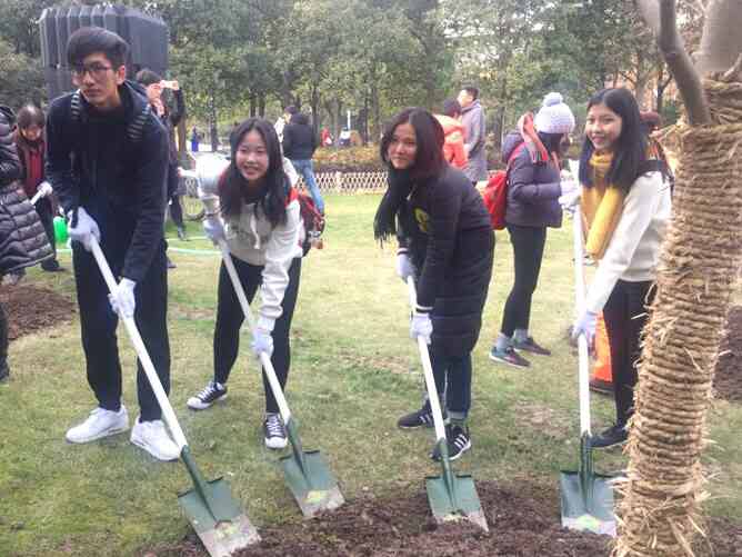 2017“兩岸緣浦江心”冬令營(yíng)臺(tái)灣學(xué)生走進(jìn)武康社區(qū)。(圖片來(lái)源:上海市臺(tái)辦) 2017“兩岸緣浦江心”冬令營(yíng)臺(tái)灣學(xué)生走進(jìn)武康社區(qū)。(圖片來(lái)源:上海市臺(tái)辦)