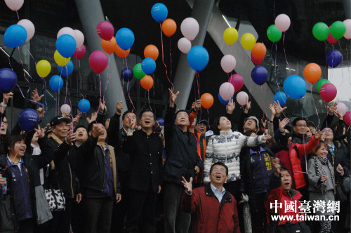 放飛氣球,象征友誼升華 放飛氣球,象征友誼升華