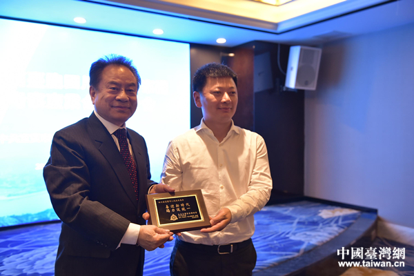 陳達孝贈送市政府“歡迎新時代、竭力促統一”小牌匾 陳達孝贈送市政府“歡迎新時代、竭力促統一”小牌匾