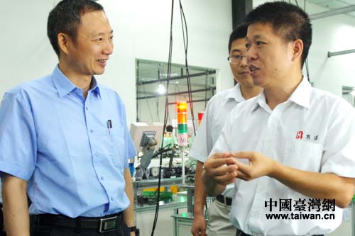 四川省臺(tái)辦主任周敏謙(左)考察德陽(yáng)帛漢電子有限公司