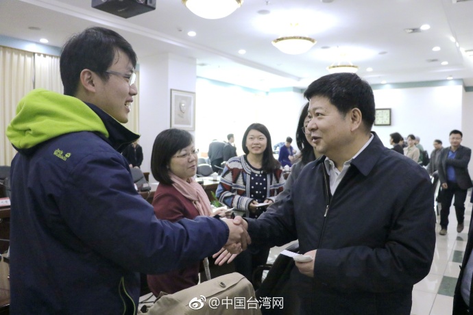 龍明彪看望廈大臺(tái)籍師生:融入大陸社會(huì) 不要把自己當(dāng)外人 龍明彪看望廈大臺(tái)籍師生:融入大陸社會(huì) 不要把自己當(dāng)外人