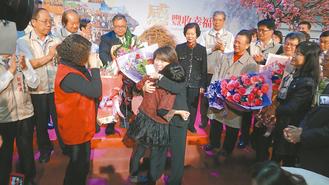 嘉義市長黃敏惠卸任溫馨劃句點丈夫送花獻吻(圖)