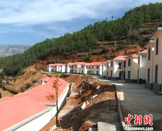 云南一民營企業家花千萬建40套別墅送鄉鄰