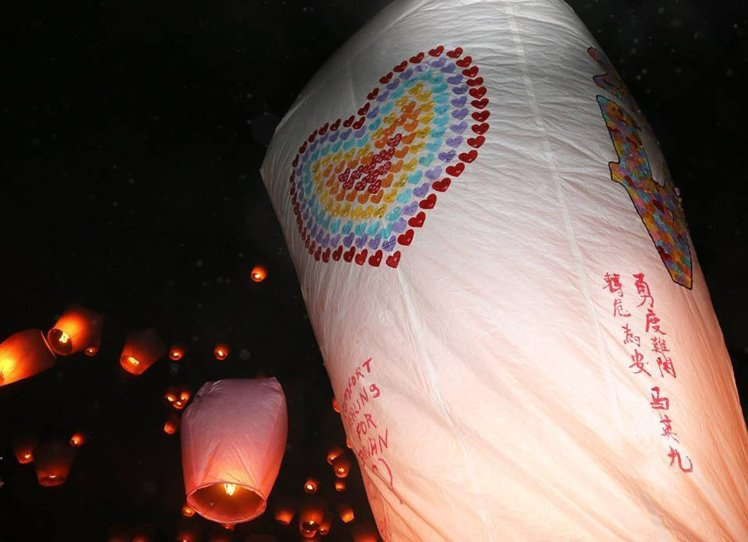 馬英九14日晚赴平溪放天燈,并天燈上寫下“勇度難關、轉危為安”,為臺南祈福 馬英九14日晚赴平溪放天燈,并天燈上寫下“勇度難關、轉危為安”,為臺南祈福