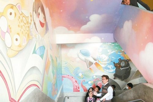 彰化小學(xué)打造“彩繪廊道”學(xué)童如走進(jìn)圖書里