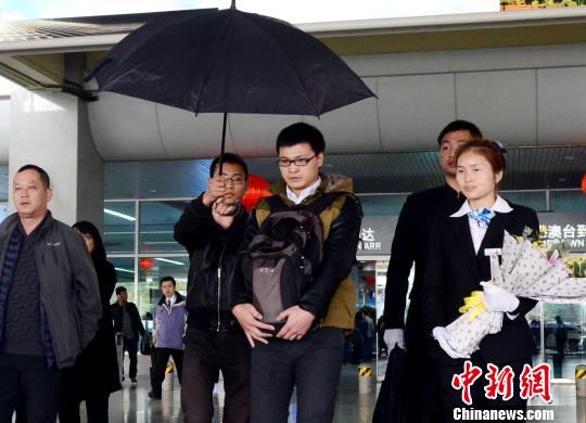 臺灣復興航班失事追蹤:一把黑傘撐過海峽