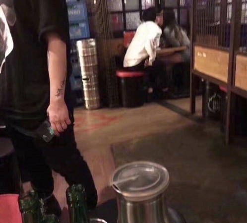 女友離開上廁所 男友下一秒轉頭吻其閨蜜 女友離開上廁所 男友下一秒轉頭吻其閨蜜