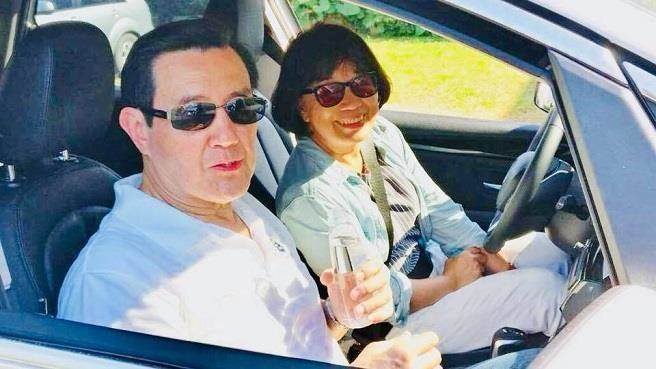 馬英九坐龍應(yīng)臺(tái)副駕駛位 羅智強(qiáng):想到一個(gè)老笑話 馬英九坐龍應(yīng)臺(tái)副駕駛位 羅智強(qiáng):想到一個(gè)老笑話