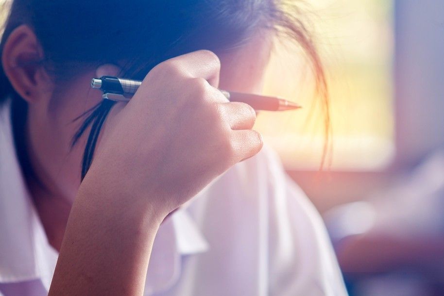 女學生坐男教官大腿引熱議 校方解釋:過度關心學生 女學生坐男教官大腿引熱議 校方解釋:過度關心學生