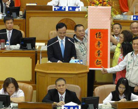 朱立倫妙回“5億市長說”:有人說林佳龍最有錢 朱立倫妙回“5億市長說”:有人說林佳龍最有錢