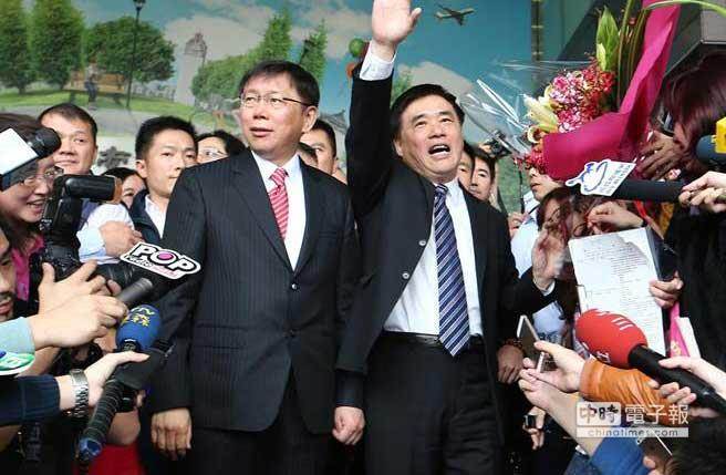 傳柯文哲在晨會上批評,“郝龍斌用他的笨來掩飾他的壞” 傳柯文哲在晨會上批評,“郝龍斌用他的笨來掩飾他的壞”