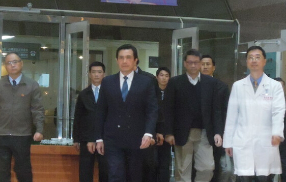 馬英九探視復(fù)興空難傷員,強(qiáng)調(diào)將強(qiáng)化臺灣飛航安全。(臺媒圖) 馬英九探視復(fù)興空難傷員,強(qiáng)調(diào)將強(qiáng)化臺灣飛航安全。(臺媒圖)