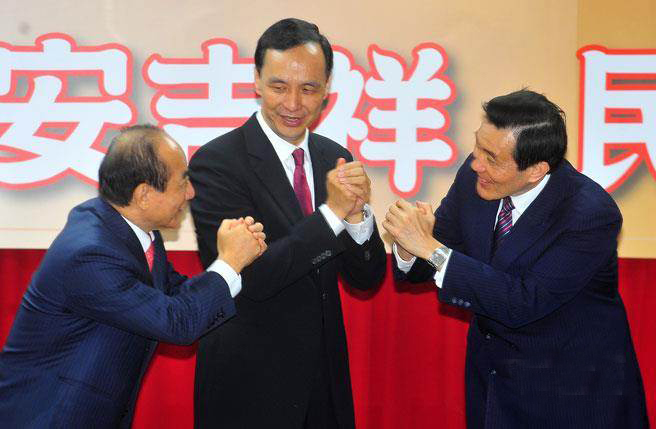 國(guó)民黨中央24日舉行新春團(tuán)拜,馬英九(右起)、朱立倫、王金平拱手,互祝新春愉快 國(guó)民黨中央24日舉行新春團(tuán)拜,馬英九(右起)、朱立倫、王金平拱手,互祝新春愉快