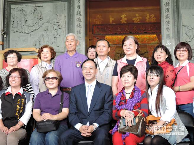 朱立倫(前排中)17日至八里區紫皇天乙真慶宮參拜祈福 朱立倫(前排中)17日至八里區紫皇天乙真慶宮參拜祈福