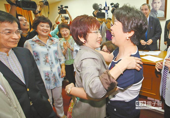 同仁打氣。“立委”楊瓊瓔(右)上前給予擁抱 同仁打氣。“立委”楊瓊瓔(右)上前給予擁抱