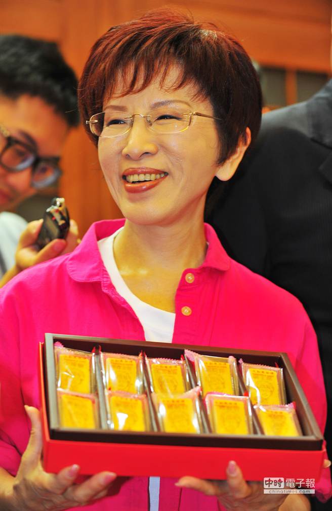 洪秀柱聲勢看漲,支持者今日送文創菠蘿磚為洪秀柱加油打氣 洪秀柱聲勢看漲,支持者今日送文創菠蘿磚為洪秀柱加油打氣