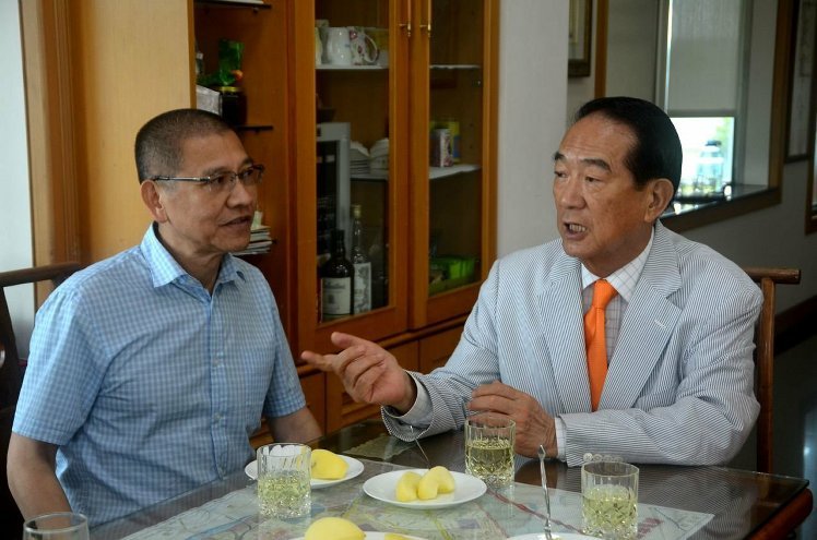 親民黨主席宋楚瑜(右)南下臺南拜訪前縣議會議長連清泰,尋求支持。(聯(lián)合新聞網(wǎng) 邵心杰攝) 親民黨主席宋楚瑜(右)南下臺南拜訪前縣議會議長連清泰,尋求支持。(聯(lián)合新聞網(wǎng) 邵心杰攝)