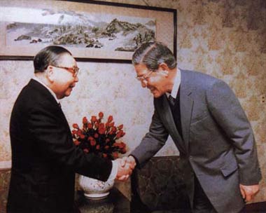 李登輝當年畢恭畢敬覲見蔣經(jīng)國 李登輝當年畢恭畢敬覲見蔣經(jīng)國