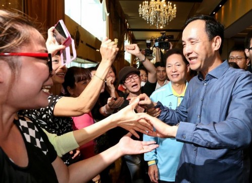 朱立倫直面“綠營叫陣” 扮“母雞”藍營選情回穩 朱立倫直面“綠營叫陣” 扮“母雞”藍營選情回穩