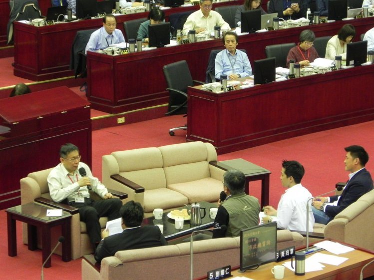 柯文哲“沙發備詢”遭轟 議員諷“下次搬床好了” 柯文哲“沙發備詢”遭轟 議員諷“下次搬床好了”