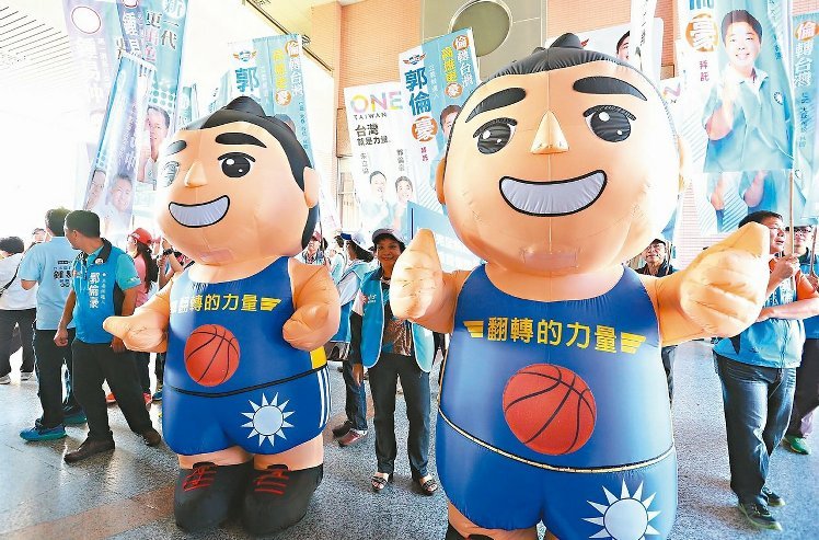 藍營“立委”候選人準備大型充氣娃娃,大喊凍蒜。(圖/《聯(lián)合報》 程宜華攝影) 藍營“立委”候選人準備大型充氣娃娃,大喊凍蒜。(圖/《聯(lián)合報》 程宜華攝影)