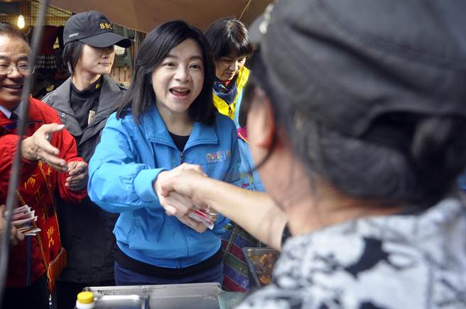 高婉倩掃街展超高人氣 婆婆媽媽熱情歡迎(組圖) 高婉倩掃街展超高人氣 婆婆媽媽熱情歡迎(組圖)