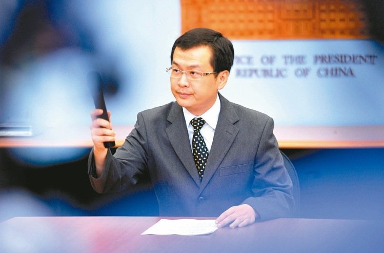 羅智強酸綠營:若民眾因沖之鳥礁占"政院" 請說歡迎 羅智強酸綠營:若民眾因沖之鳥礁占"政院" 請說歡迎