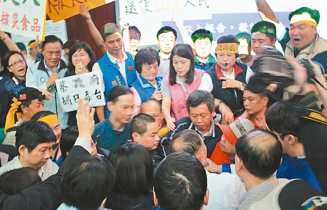 臺中召開公聽會,也一度發(fā)生肢體沖突 臺中召開公聽會,也一度發(fā)生肢體沖突