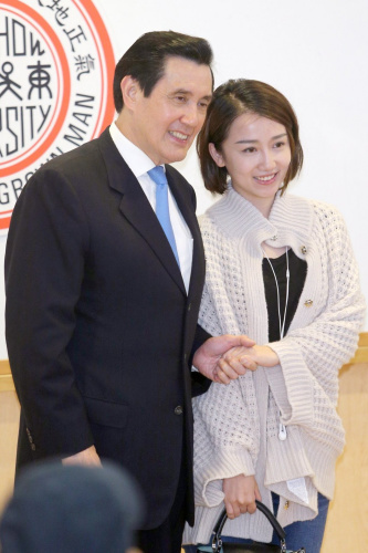 馬英九與學(xué)生合影。臺(tái)灣《聯(lián)合報(bào)》記者蘇健忠/攝影